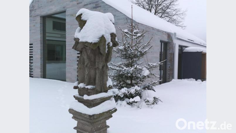 Der „doppelte Nepomuk“ vorm Zäch-Haus hat eine weiße Mütze auf. Unter die Haube können hier jetzt auch Paare kommen, nachdem die Stadt der Verwaltungsgemeinschaft das Trauzimmer im Neubau zur Verfügung stellt. Bild: Portner