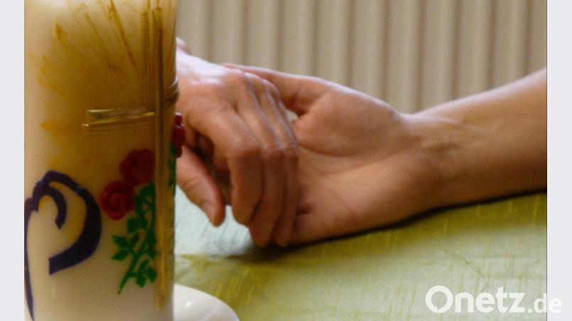 Die ehrenamtlichen Hospizbegleiter unterstützen Sterbende und unheilbar Kranke sowie deren Angehörige durch Gespräche und Sitzwachen. Bild: Portner