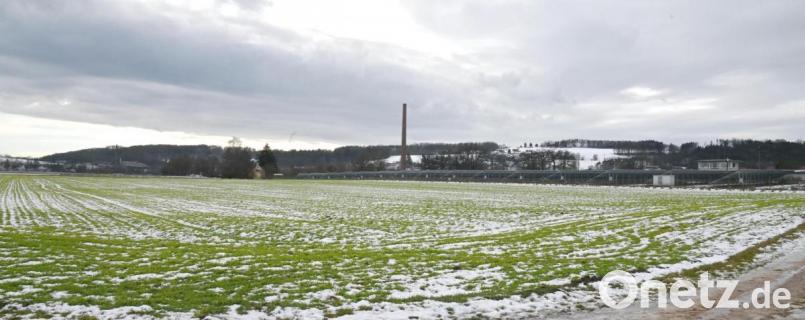 Mit einer fast fünf Hektar großen PV-Anlage wird es nichts. Östlich der bestehenden PV-Anlage wäre zwar genügend Fläche vorhanden, doch der Investor hat bislang wohl keinen Kontakt zum Grundstückeigentümer aufgenommen. Bild: gf