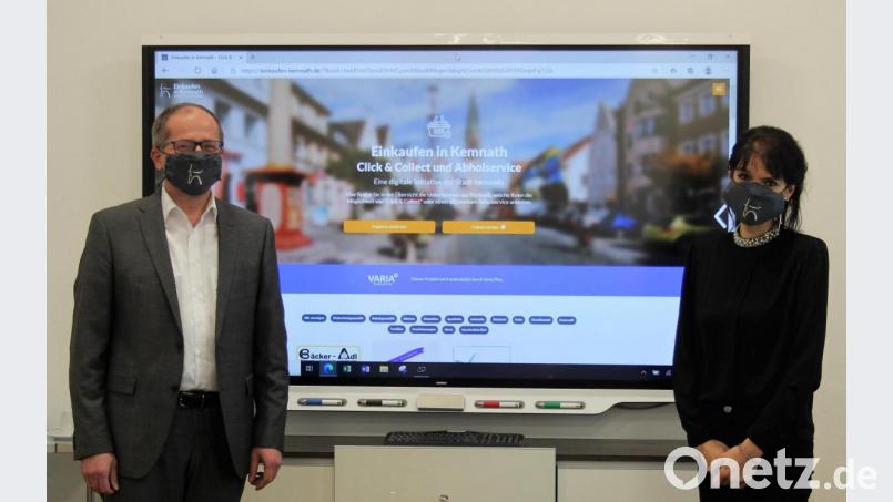 Bürgermeister Roman Schäffler und Stadtmarketing-Mitarbeiterin Romina Passon-Pühl stellten im Rathaus die Internetplattform www.einkaufen-kemnath.de vor. Bild: stg