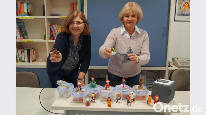 Die von Büchereileiterin Marialuise Uebelacker (rechts) und Mitarbeiterin Christa Schläger angebotenen Tonies (Hörspielfiguren) finden bei den jungen Kunden der Gemeindebücherei Schirmitz weiterhin großes Interesse. Bild: du
