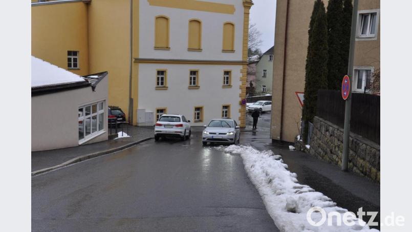 Zum Einkauf parkende Autos vor der Metzgerei am Klenauer Weg schaffen immer wieder Engstellen. Sollte das nicht besser werden, will die Stadt ab Juli ein absolutes Halteverbot erlassen. Angelika Brunner plädierte für eine Einbahnstraße. Bild: ws