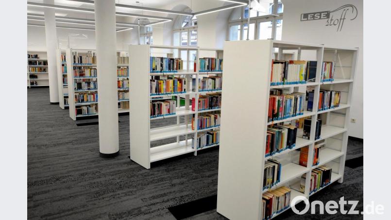 Weiß statt Rot: Die neuen Regale sind schon alle aufgestellt in der Stadtbibliothek. Bild: Stephan Huber