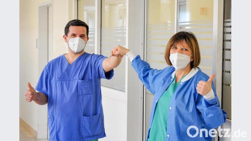 Daniel Bruta ist am Schwandorfer Krankenhaus neuer Oberarzt im Team von Chefärztin Dr. Regina Birk. Bild: Claudia Seitz/exb