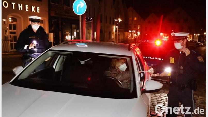 Wo kommen sie her, wo wollen sie hin? Mit diesen Fragen müssen Autofahrer nachts rechnen, wenn sie in eine Polizeikontrolle geraten. Bild: Gerhard Götz