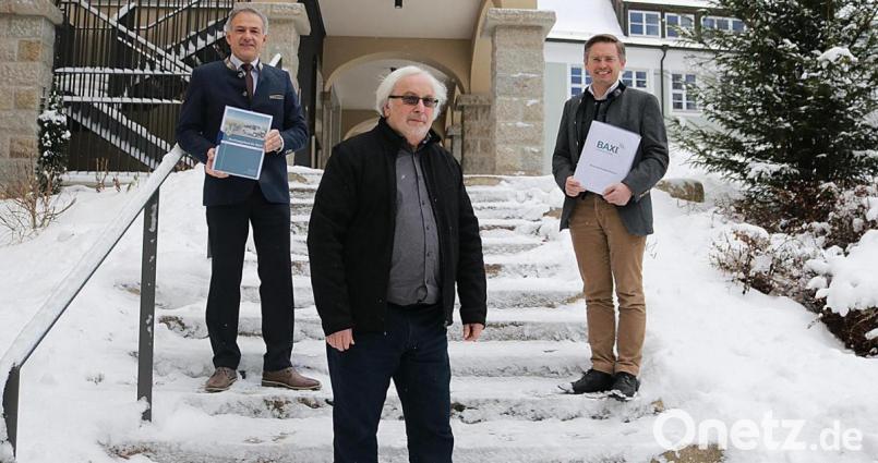 Das neue Buchungstool für das Baxi rückt den Landkreis Tirschenreuth wieder in die Vorreiterrolle: Peter Zimmert (Mitte) erklärte Landrat Roland Grillmeier (links) und Landtagsabgeordnetem Tobias Reiß (rechts) das neue System. Bild: exb/Landkreis Tirschenreuth / Stefan Malzer