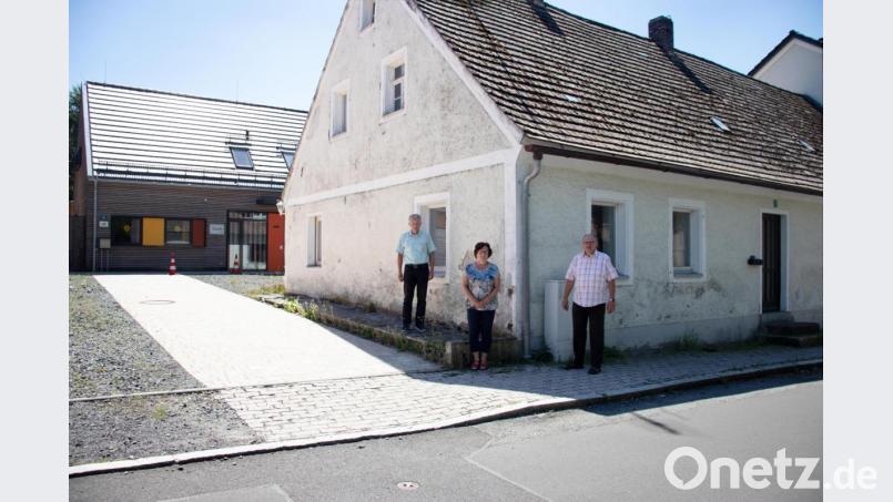 Behindertenbeauftragter Reinhard Schön (rechts) berichtet über viele Besprechungen in Sachen Barrierefreiheit für das Mehrgenerationenhaus. Die Bauarbeiten dafür starteten im Herbst 2020. Mit im Bild: Bürgermeister Lothar Müller und Nachbarschaftshilfe-Leiterin Jutta Frankenhäuser (von links). Archivbild: flt