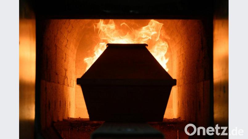 Ein Sarg fährt in einem Krematorium in den Einäscherungsofen. Symbolbild: Sebastian Kahnert/dpa
