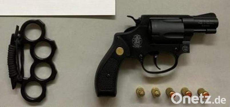 Diese Waffen haben Beamte der Verkehrspolizeiinspektion Weiden bei einem Autofahrer aus Hessen sichergestellt. Bild: Verkehrspolizeiinspektion Weiden/exb