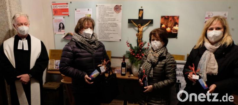 Pfarrer Wilfried Römischer ( links ) dankte beim Mitarbeiter-Dankgottesdienst den Engagierten der evangelischen Kirchengemeinde St. Johannes Baptista. Bild: le