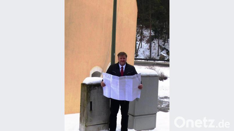 Bürgermeister Stefan Braun erläutert am Kabelabzweigpunkt in St. Lampert den Umfang und den Verlauf des Kastler Internetnetzes. Die flächendeckende Versorgung mit schnellem Internet ist gerade in Coronazeiten für den Distanzunterricht und das Home Office sehr wichtig. Bild: jp