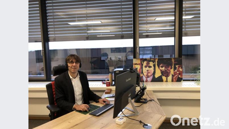 Oberstudiendirektor Thomas Metzler hält den Kontakt zu den Kollegen an seinem Schreibtisch aufrecht. &quot;Trotz Lockdown wird weiter unterrichtet&quot;. betont er. Bild: wro