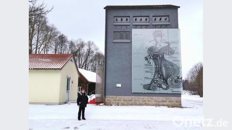 Frieda Roith vor dem Klöppel-Trafo in der Böhmerwaldstraße. Die Coronakrise verhinderte die für Oktober geplante Eröffnung. Die Ausstellungs-Kojen sind zwar bestückt, doch die Türe bleibt geschlossen. Bild: Portner
