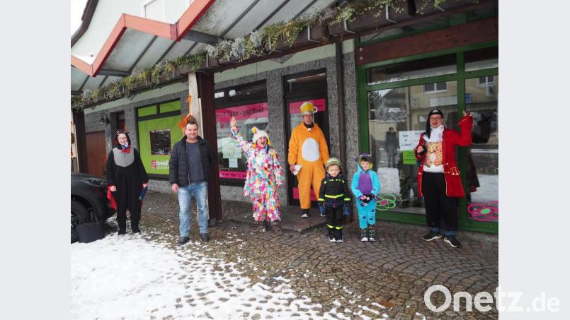 Bunte Tupfer in einer tristen Zeit. Die Faschingsschnitzeljagd sorgte in der Kreisstadt für Abwechslung. Bild: krb