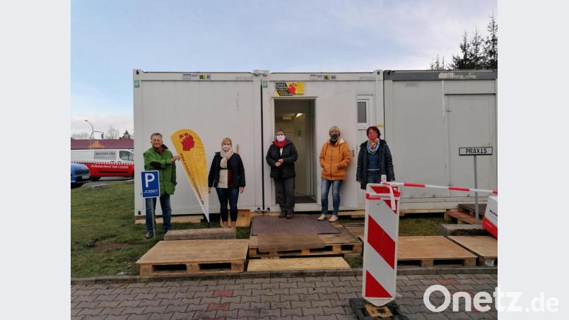 Das Büroteam von Schädel-Hirnpatienten in Not mit dem Bundesvorsitzenden Armin Nentwig (links) vor dem Bürocontainer in Amberg, Bayreuther Straße 33. Bild: Andrea Tresch/exb