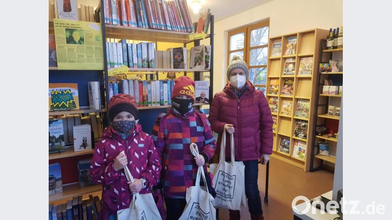 Gerne helfen Matilda und Aurelia (von links) ihrer Oma Christine Sauer bei der Auslieferung der Bücher. Nutzen können diesen Service auch Bürger, die bislang noch keinen Ausweis für die Neuhauser Pfarrbücherei haben. Bild: Bettina Michl/exb