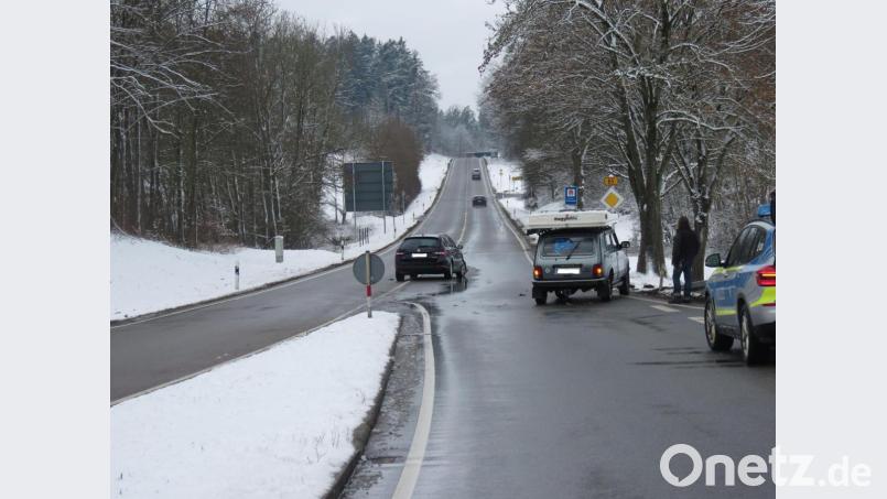 Der Lada-Fahrer war beim Einbiegen auf die B85 bei Sulzbach-Rosenberg unachtsam. 15.000 Euro Schaden und eine verletzte Frau sind die Folge. Bild: Polizeiinspektion Sulzbach-Rosenberg