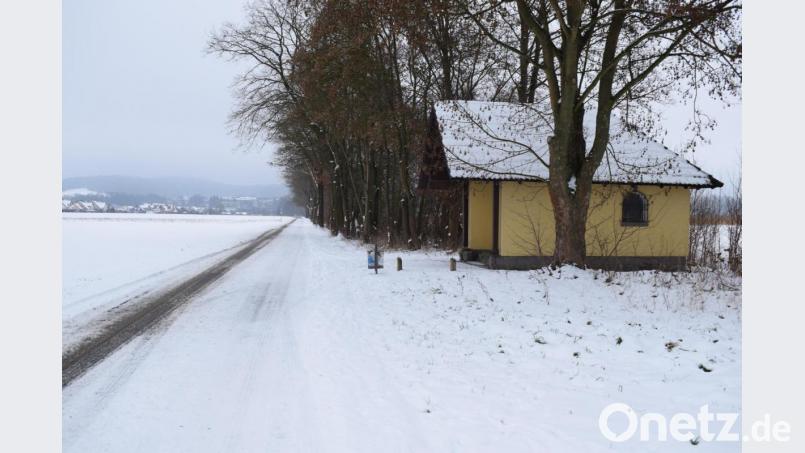 Zu den beliebten Spazierwegen rund um Pfreimd gehört der Naabweg vorbei an der &quot;Geschmierten Kapelle&quot;. Bewusst wird dieser Weg nur geräumt, nicht gestreut. Bild: bnr
