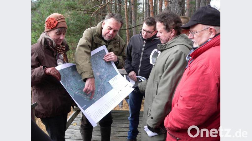 Marita und Wolfgang Fetsch (mit Plan) vermitteln den Räten Details zum Vorhaben Paulusweiher. Bild: rn