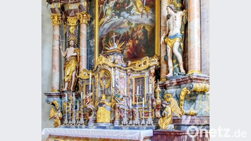 Unter dem Motto „Gott ist immer für uns da – auch in der Pandemie“ lädt die Pfarrei in der in der Pfarrkirche Mariä-Himmelfahrt jeden Mittwoch um 19 Uhr vor dem Allerheiligsten zur Andacht ein. Bild: njn