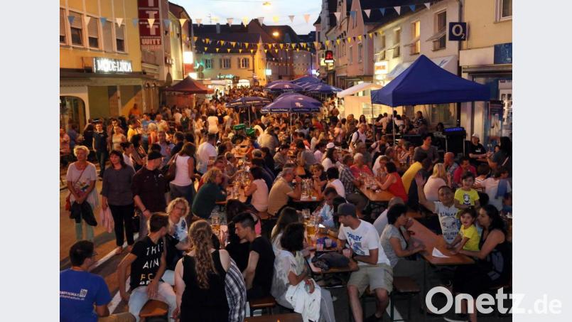 An einem lauen Sommerabend beim Bürgerfest zusammensitzen oder durch die Stadt schlendern. Dieses Bild wird es in diesem Jahr nicht geben: Das Schwandorfer Bürgerfest wurde abgesagt. Archivbild: Götz