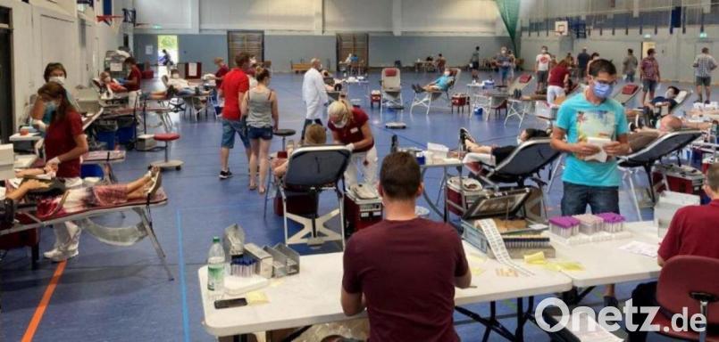 Viermal im Jahr herrscht Hochbetrieb in der Dreifachturnhalle. Die ehrenamtlichen Helfer der BRK-Bereitschaft Vilseck haben beim Blutspendetermin alle Hände voll zu tun. Sie achten auf die Einhaltung der Corona-Vorschriften und kümmern sich bestens um das Wohl aller Teilnehmer. Archivbild: rha
