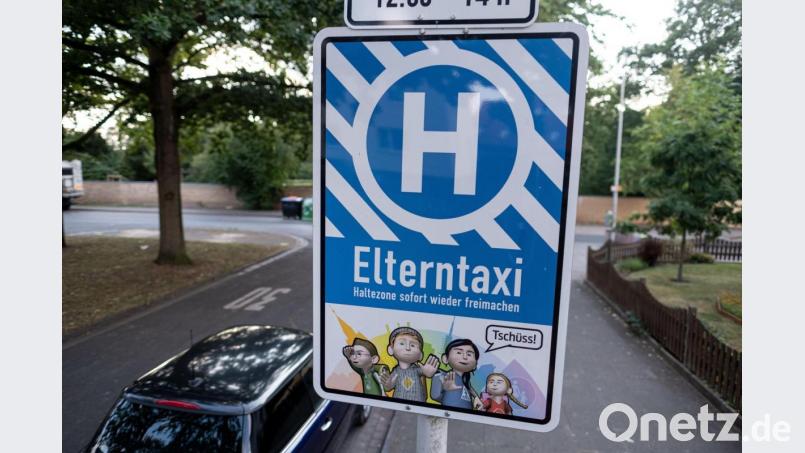 Ein Hinweisschild auf ein &quot;Elterntaxi&quot; an einer norddeutschen Schule. Symbolbild: Peter Steffen/dpa