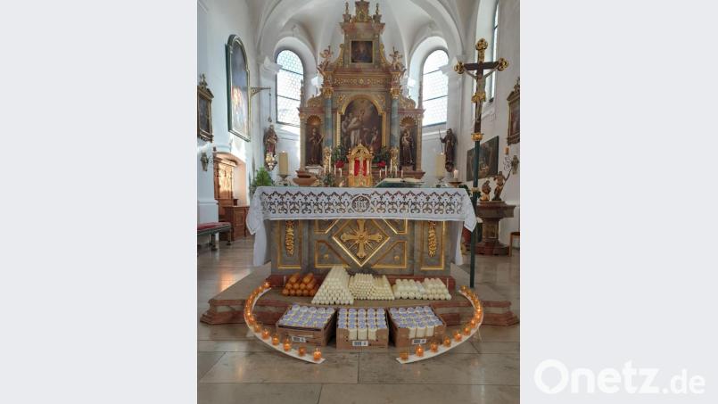 Übersichtlich arrangiert sind die Kerzen in der Pfarrkirche in Bärnau. Bild: Ingrid Leser/exb