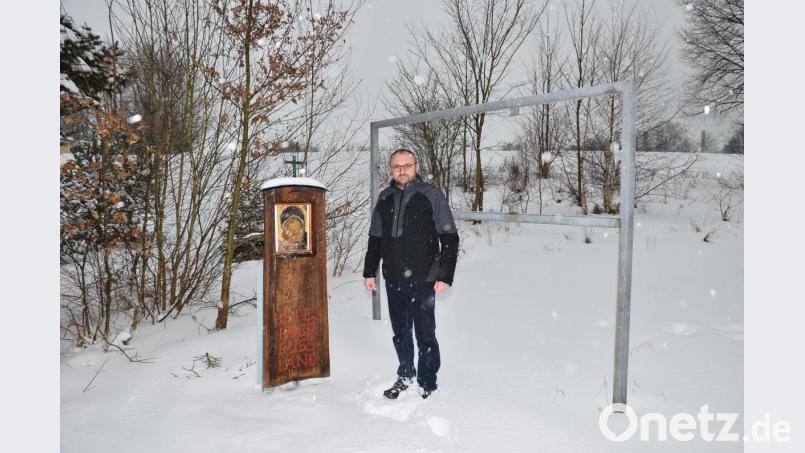 Bürgermeister Markus Bauriedl präsentiert den wiedererrichteten Holzbildstock am Alten Grenzübergang. Bild: fjo