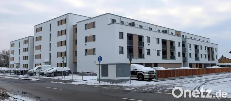 Der Bau der Sozialwohnungen auf dem 5500 Quadratmeter großen Grundstück zwischen Nariskerstraße (rechts) und Ettmannsdorfer Straße ist abgeschlossen. Die Anlage wurde nun an einen neuen Besitzer veräußert. Bild: Hirsch