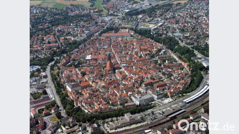 Das Amberger Altstadt-Ei aus der Luft. Hier findet sich ein Großteil der denkmalhistorischen Bausubstanz von Amberg. Insgesamt hat das Baureferat der Stadt nach eigenen Angaben in den letzten beiden Jahren 111 denkmalrechtliche Erlaubnisse und Baugenehmigungen auf den Weg bringen können. Archivbild: Bernd Georgi