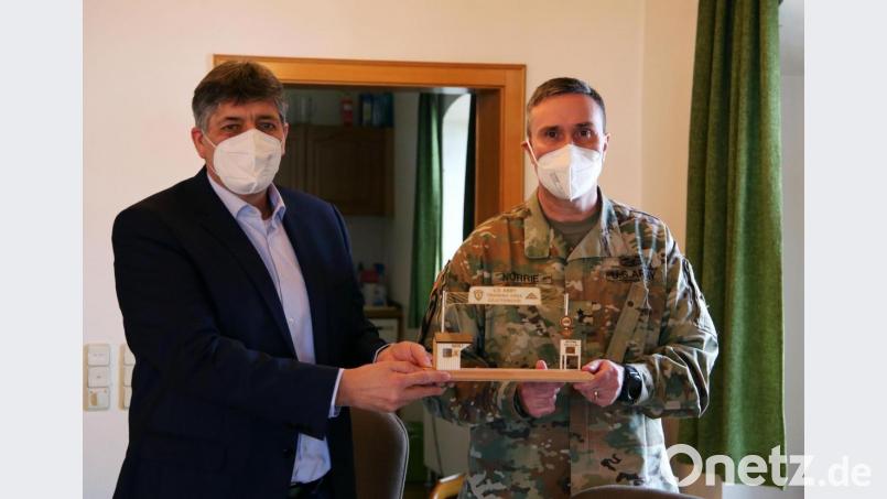 Brigadegeneral Christopher R. Norrie überreicht Grafenwöhrs Bürgermeister Edgar Knobloch (links) eine Nachbildung des Tors zum Truppenübungsplatz um die Verbundenheit der US-Armee zur Kommune zu verdeutlichen. Bild: Schwab, Mareike