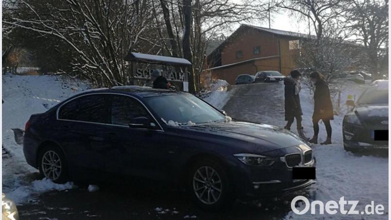 In Freudenberg hat sich ein BMW selbstständig gemacht und die Auffahrt zur "Schmie-Alm" versperrt. Bild: Polizei Amberg