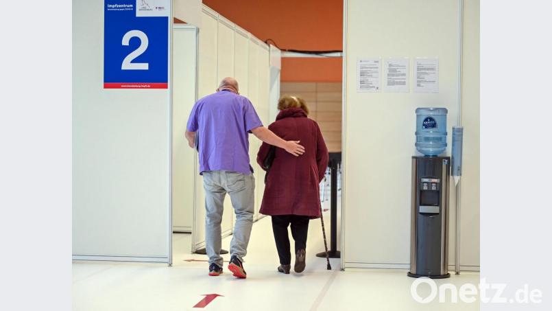 Hier geht&#039;s zur Impfung - vorausgesetzt, man konnte sich einen Termin sichern. Das ist gar nicht so einfach und sorgt bei vielen Senioren für Frust. Bild: Patrick Pleul/dpa