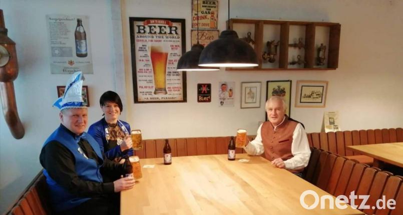 Die Faschingsveranstaltungen der Narrhalla fallen fast alle dem Coronavirus zum Opfer. Nicht verzichten müssen die Hirschauer auf das Faschingsbier aus der Schloss-Brauerei. Dass Braumeister Hans Wild wieder ein süffiges Bier gebraut hat, davon überzeugen sich Narrhalla-Präsidentin Regina Merkl (Mitte) und Hofmarschall Martin Merkl (links) auf Einladung von Brauerei-Chef Franz Dorfner (rechts). Bild: u