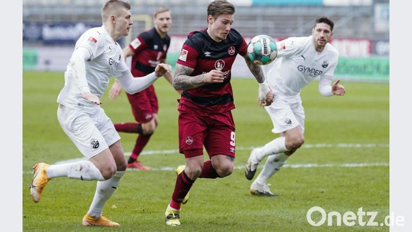 Als wäre die Lage nicht schon prekär genug: Nun fällt beim 1. FC Nürnberg auch noch Manuel Schäffler (Mitte) wegen eines Daumenbruchs aus. Bild: Uwe Anspach/dpa