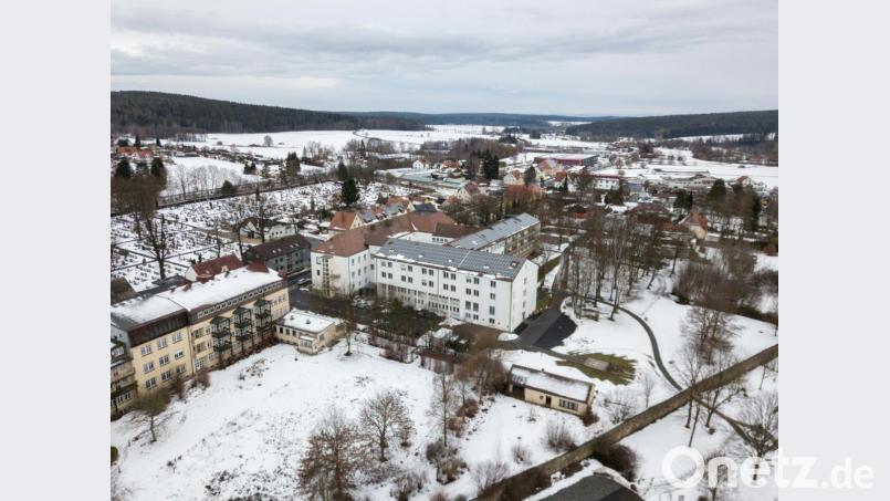 Für die Liegenschaft der Kliniken Nordoberpfalz in Waldsassen (Bildmitte) sind bis zum Ende der Bieterfrist am 31. Januar mehrere Gebote eingegangen. Archivbild: dtr
