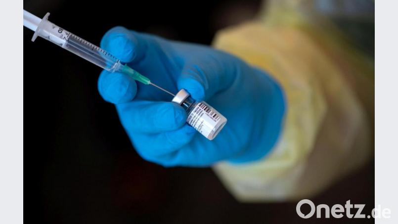 Die Spritze der Hoffnung: Alle impfwilligen Bewohner von Seniorenheimen und Mitarbeiter in den Kliniken in Amberg und Amberg-Sulzbach haben bereits die Erstimpfung hinter sich. Symbolbild: Sven Hoppe/dpa