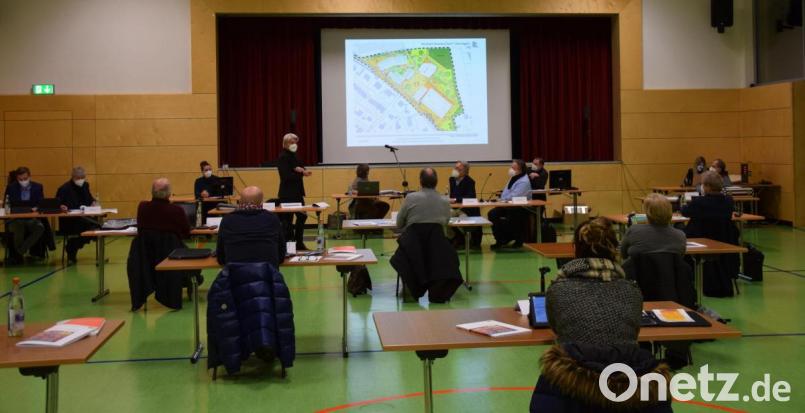 Investor und Gemeinde beziffern bei der Sitzung des Ebermannsdorfer Gemeinderats in Domcom die Kosten für die Neue Mitte: Etwa 27 Millionen wird das Gesamtprojekt wohl kosten. Für das Rathaus und den Kindergarten fallen die Entscheidungen mit jeweils acht zu sieben Stimmen denkbar knapp aus. Bild: bö