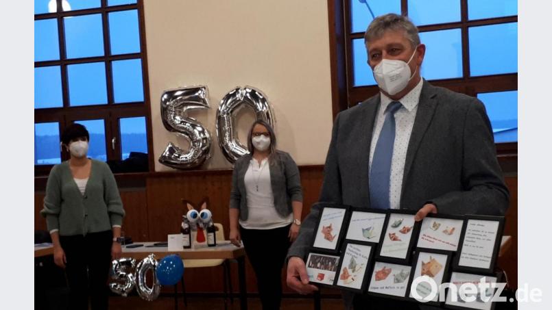 Markus Scharnagl mit dem Geschenk der Fraktionen; hinten von links stehend Franziska Heindl und Katja Bloßfeldt, die extra für die CSU, für die Frauen Union und für die Junge Union gratulierten. Bild: pz