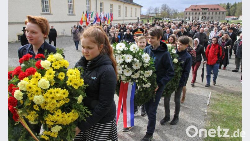 Vom Appellplatz aus zogen 2017, dem Jahr dieser Aufnahme, rund 500 Teilnehmer des Überlebendentreffens in der KZ-Gedenkstätte Flossenbürg zur Kranzniederlegung in das frühere "Tal des Todes". Diese Zeremonie muss nun im zweiten Jahr hintereinander ausfallen. Archivbild: nm