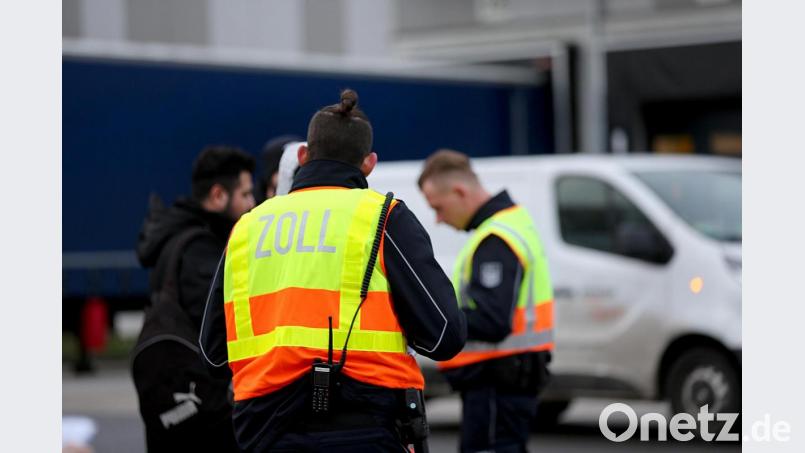 Ermittlungen des Zolls - wie hier auf dem Symbolbild - brachten einen heute 23-Jährigen vor das Jugendschöffengericht. Symbolbild: Oliver Berg/dpa