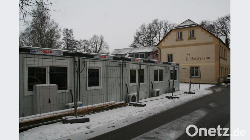 Als vorübergehende Lösung haben sich Stadtverwaltung und Stadtrat für das Anmieten von Containern entschieden, die ebenerdig auf dem Vorplatz des Kinderhauses Sankt Sebastian und des ehemaligen Schwesternwohnheimes aufgestellt wurden. Bild: fpoz