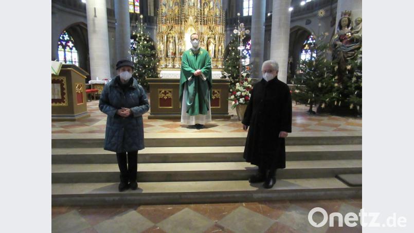 3800 Euro als Jahresopfer der Sodalinnen hatten Frauenkongregrationspräfektin Ottilie Donhauser (rechts) und Kassier Doris Laußer mit zur Messe zum Hauptfest in St. Martin gebracht. Den Gottesdienst zelebrierte Stadtpfarrer Thomas Helm, der auch den Löwenanteil des Geldes für verschiedene Baumaßnahmen an der Basilika bekam. Bild: exb