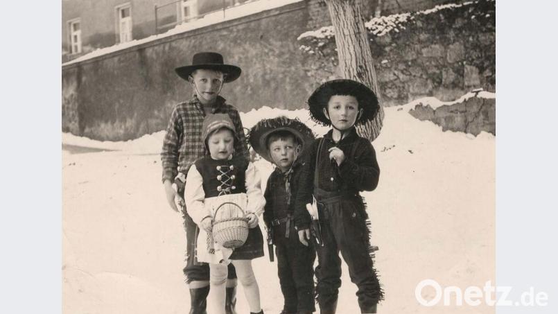 Fasching mit ordentlich Schnee feierten diese vier Kinder 1968/69 am Henneberg in Rosenberg. Bild: Strobl/exb