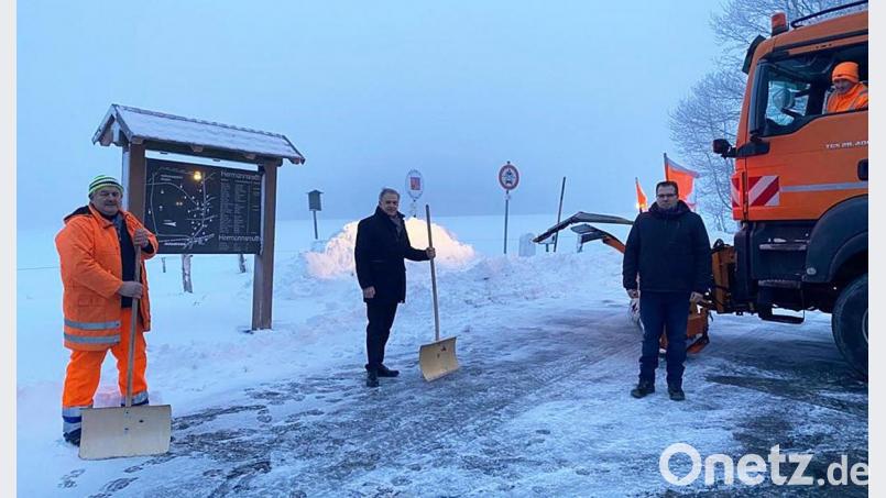 Die Winterdienstmitarbeiter Johann Burger (links) und Michael Ramirez (rechts) bekamen beim Räumen an der deutsch-tschechischen Grenze bei Hermannsreuth Besuch von Landrat Roland Grillmeier (Zweiter von links) und Dienststellenleiter Martin Weiß. Bild: Claus Oberndorfer/Landratsamt Tirschenreuth/exb