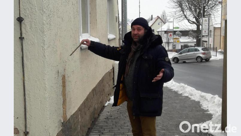 Der abmontierte Briefkasten erzürnt die Bürger. SPD-Stadtrat Bernd Koller setzt sich für eine Wiederanbringung ein. Bild: dob