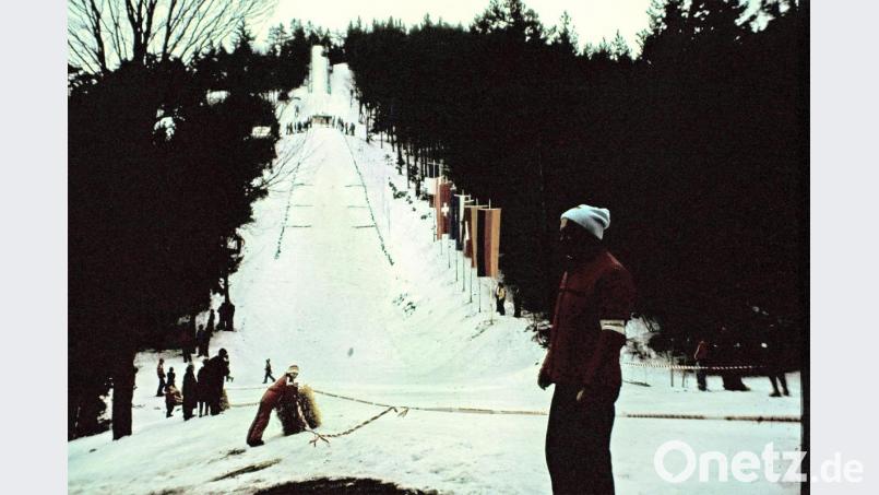 Ganz genau datieren kann Doris Aures dieses Bild aus ihrer Kinderzeit nicht mehr, sie schätzt aber, dass es um 1977 entstanden sein könnte. Zu sehen ist der Hang der Skisprunganlage in Etzelwang am Brennberglift. Bild: Aures/exb