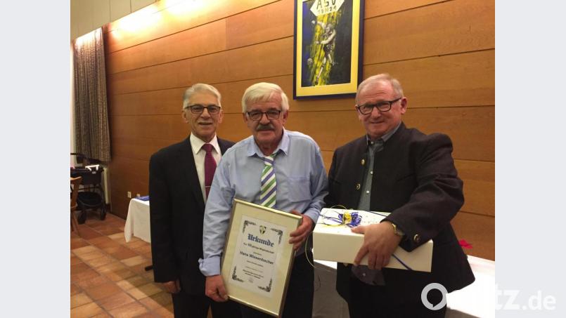 Viele Jahrzehnte hat Hans Wiesenacher (Mitte) den ASV Neustadt mitgeprägt, galt als Urgestein, Institution, Freund und fairer Sportskamerad. Am Samstag ist er im Alter von 70 Jahren plötzlich gestorben. Bild: prh