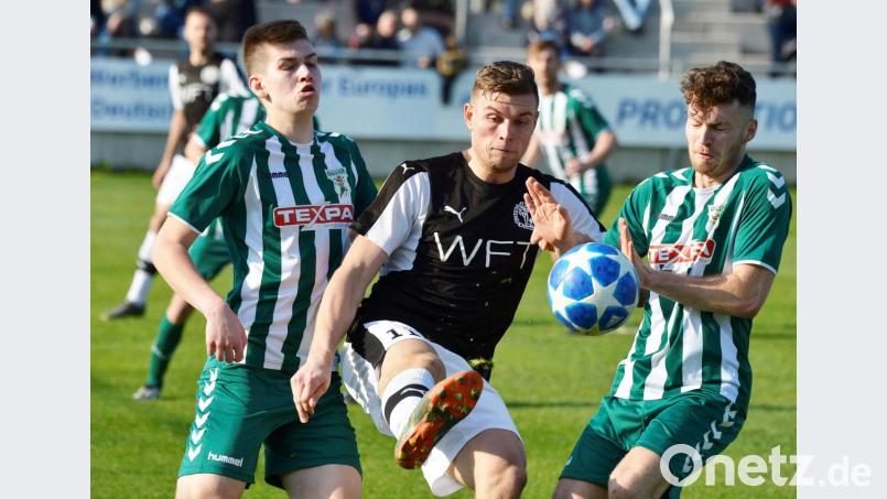 Stürmer Marco Seifert (Mitte) bekommt oft zwei Gegenspieler auf die Füße gestellt. Nicht immer mit Erfolg: In der Bayernliga erzielte er für die DJK Gebenbach in 72 Spielen 37 Tore. Archivbild: Hubert Ziegler